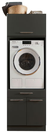 Frontansicht einer Hauswirtschaftsraum-Kombination mit Waschmaschine und Stauraum, inklusive Körbe und Handtücher oben.