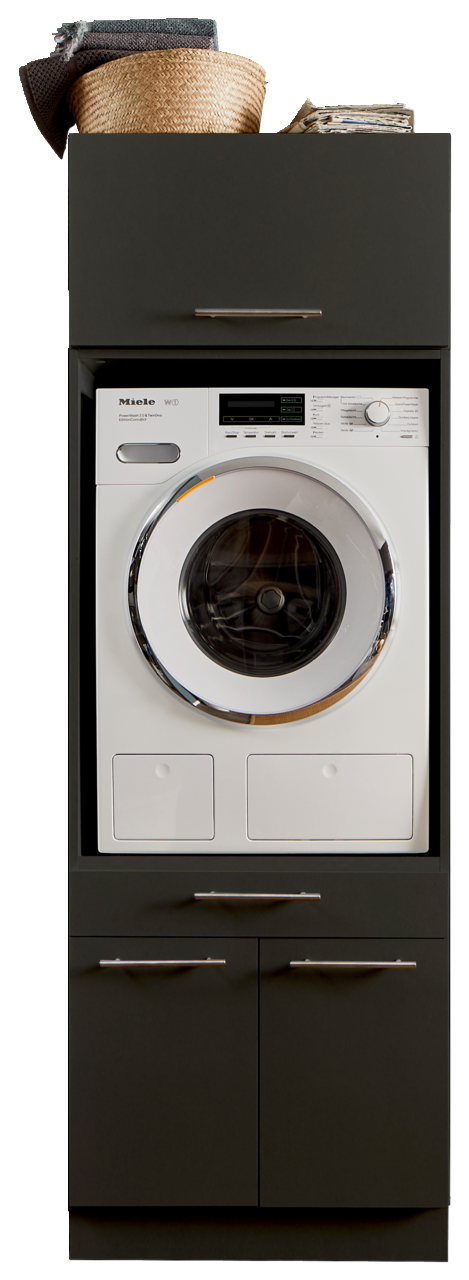 Frontansicht einer Hauswirtschaftsraum-Kombination mit Waschmaschine und Stauraum, inklusive Körbe und Handtücher oben.