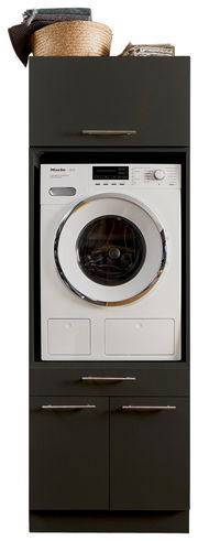 Frontansicht einer Hauswirtschaftsraum-Kombination mit Waschmaschine und Stauraum, inklusive Körbe und Handtücher oben.