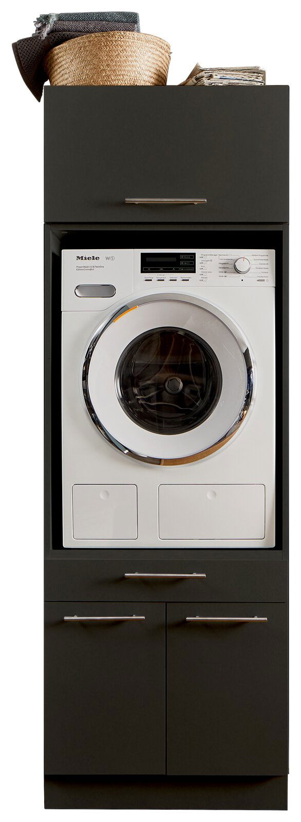 Frontansicht einer Hauswirtschaftsraum-Kombination mit Waschmaschine und Stauraum, inklusive Körbe und Handtücher oben.