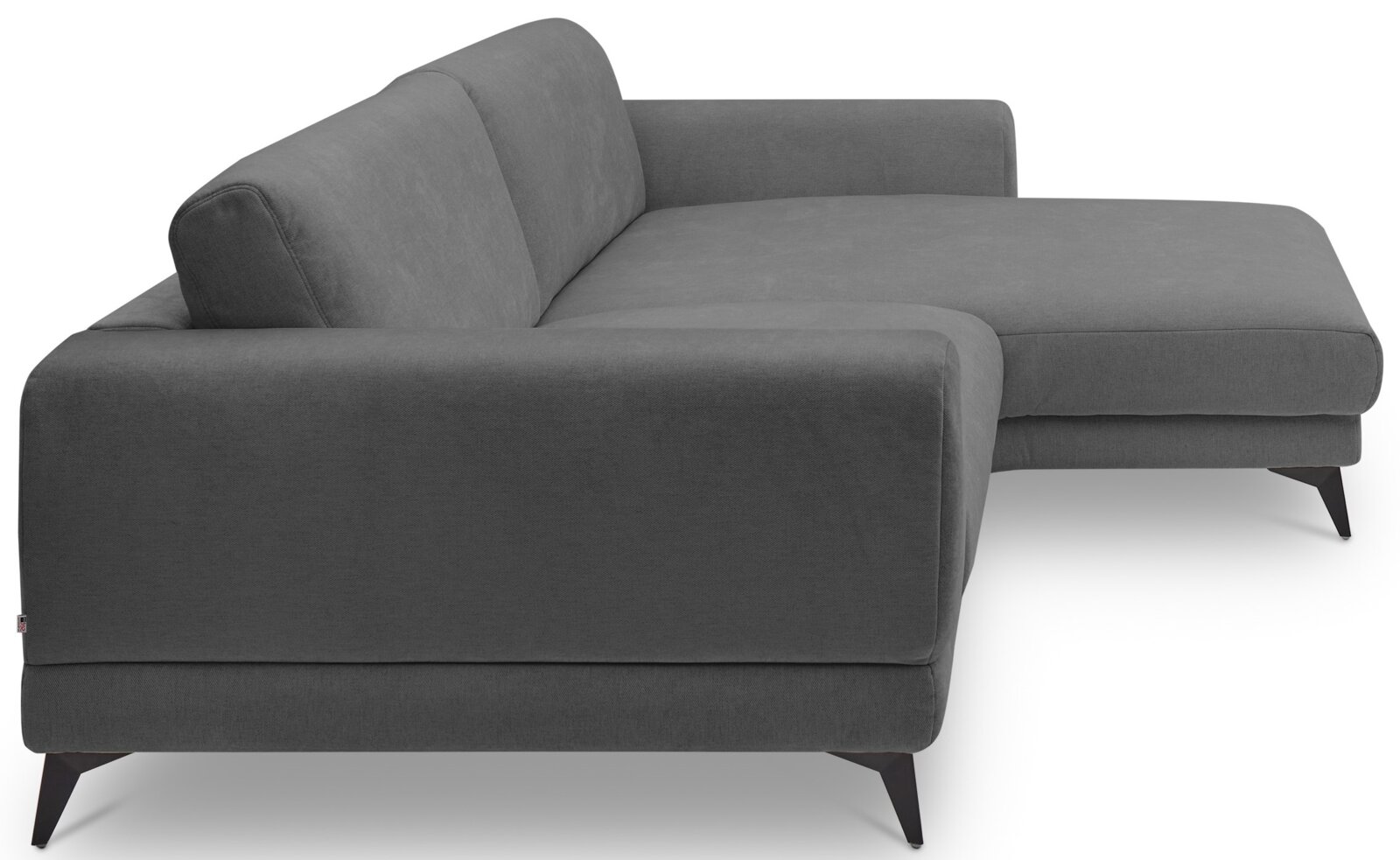 Graues modernes Ecksofa mit breiter Recamiere rechts, Stoffbezug und schwarzen Metallfüßen, in schräger Seitenansicht von vorne