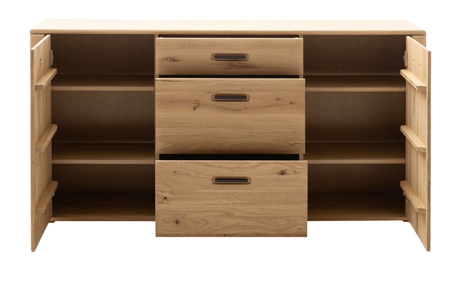 Frontale Ansicht eines Sideboards aus Holz mit offenen Türen und Schubladen, die viel Stauraum bieten.