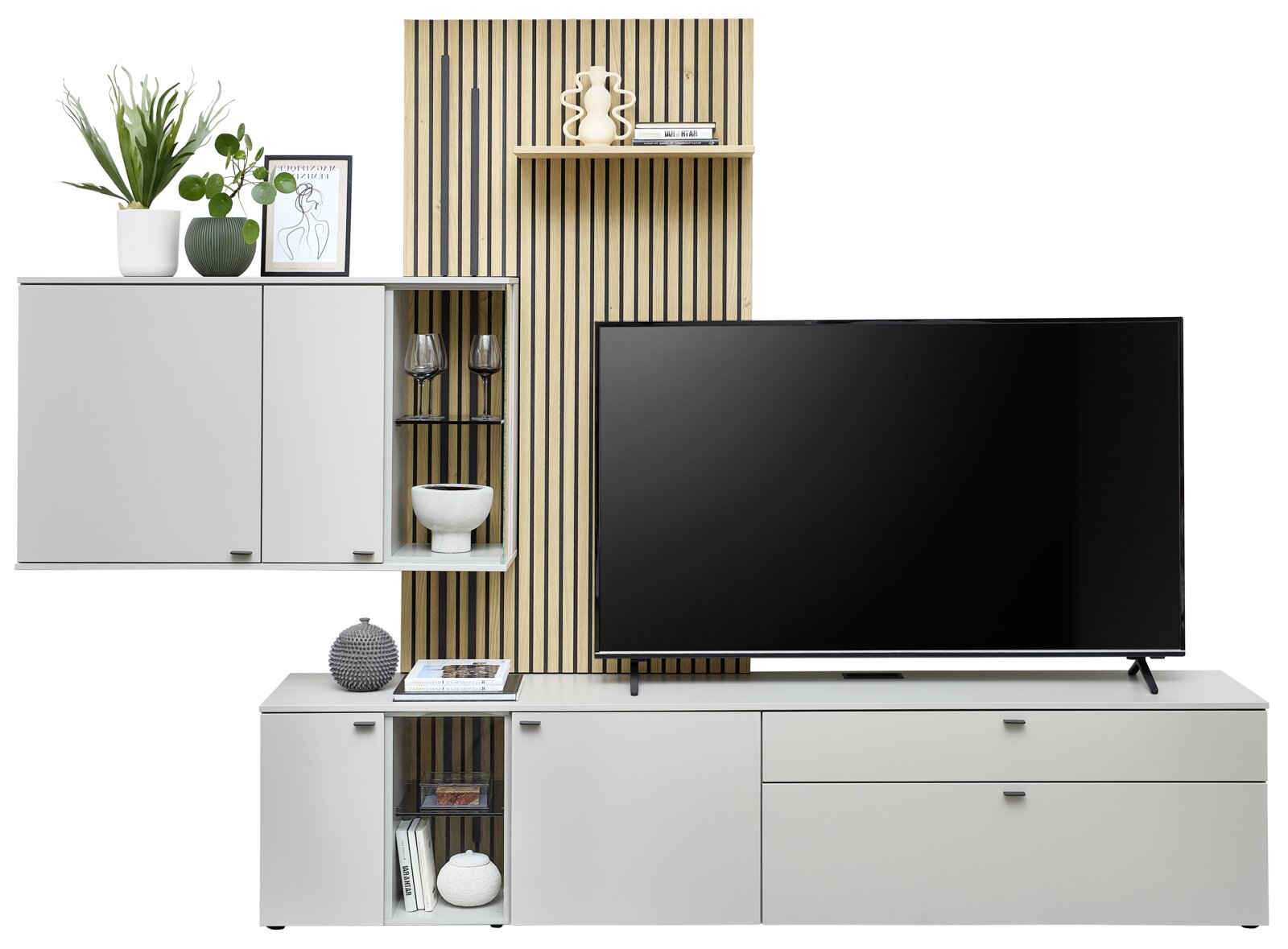 Moderne Wandkombination mit TV-Schrank, Hängeschrank und dekorativen Elementen, frontal betrachtet.