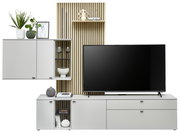 Moderne Wandkombination mit TV-Schrank, Hängeschrank und dekorativen Elementen, frontal betrachtet.