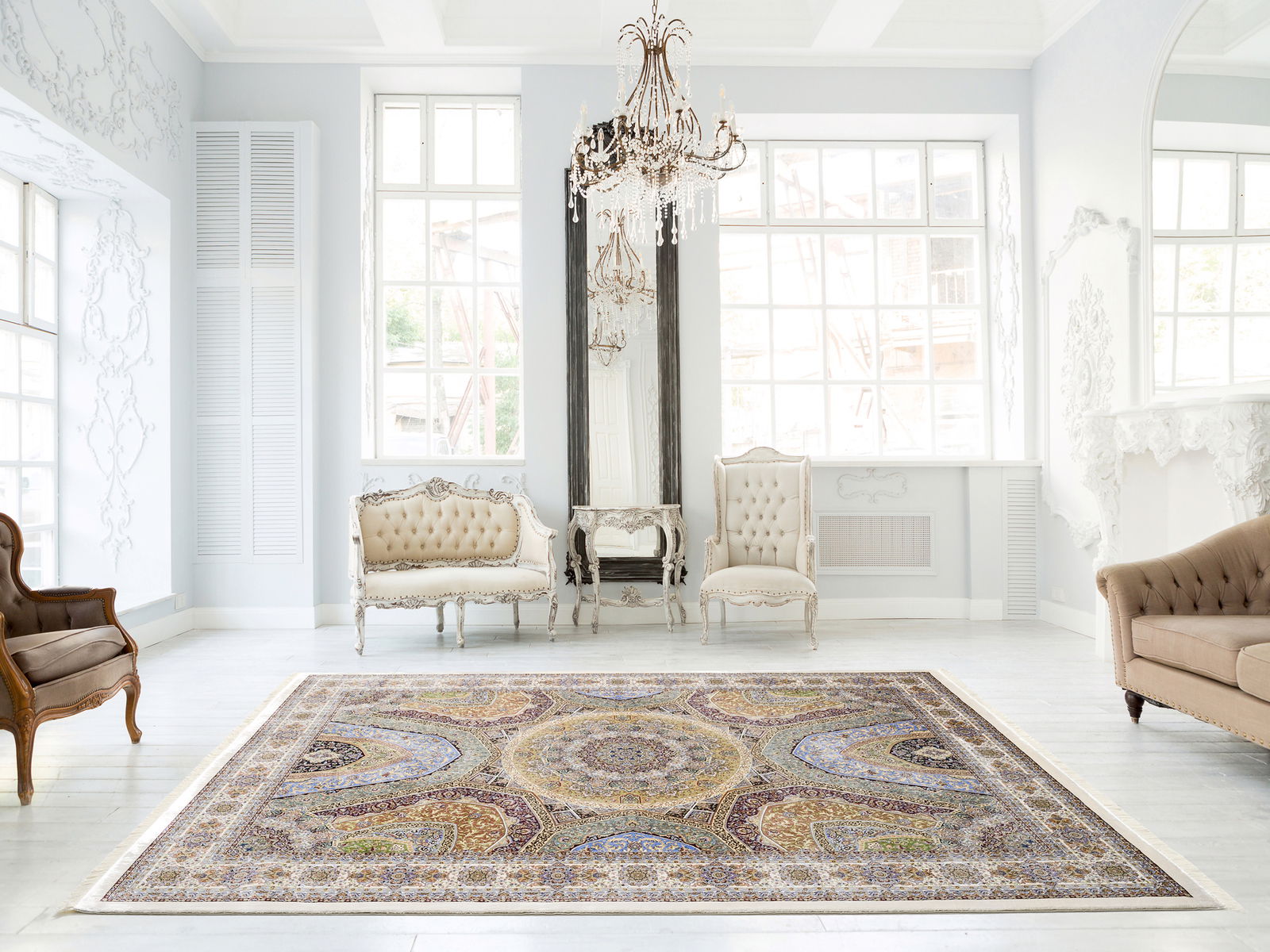 Luxuriöser Orientteppich im klassischen Design in einem eleganten, hellen Raum mit antiken Möbeln, aus der Vogelperspektive betrachtet.