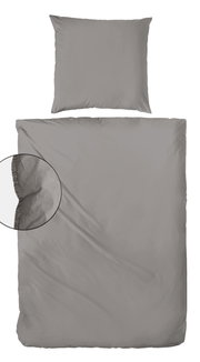 Graue Bettwäsche-Set bestehend aus einem Kissenbezug und einem Bettdeckenbezug in Stone-Washed-Optik, von oben betrachtet.