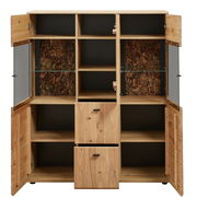 Frontale Ansicht eines Highboards aus Holz mit offenen und geschlossenen Fächern, Glastüren und dekorativen Rückwänden in Baumrindenoptik.