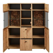 Frontale Ansicht eines Highboards aus Holz mit offenen und geschlossenen Fächern, Glastüren und dekorativen Rückwänden in Baumrindenoptik.