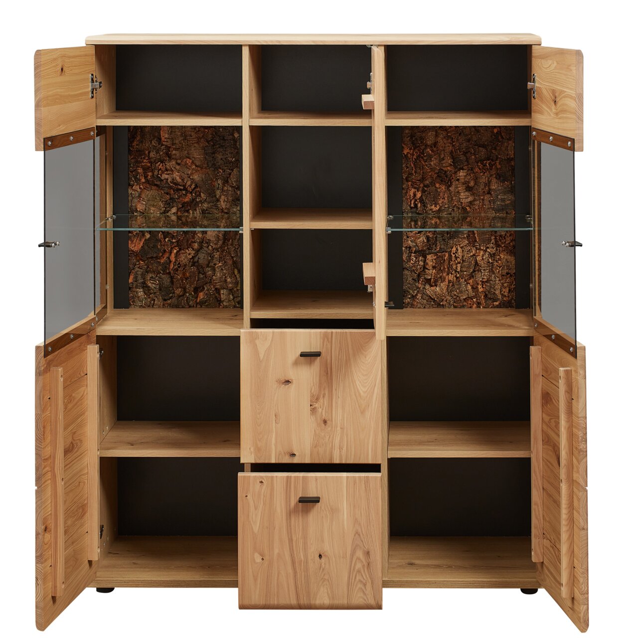 Frontale Ansicht eines Highboards aus Holz mit offenen und geschlossenen Fächern, Glastüren und dekorativen Rückwänden in Baumrindenoptik.