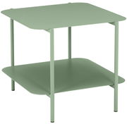 Moderner, zweistöckiger Beistelltisch aus Metall in hellem Grün, seitliche Perspektive