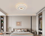Moderne LED-Deckenleuchte in einem stilvollen Schlafzimmer, von unten betrachtet.