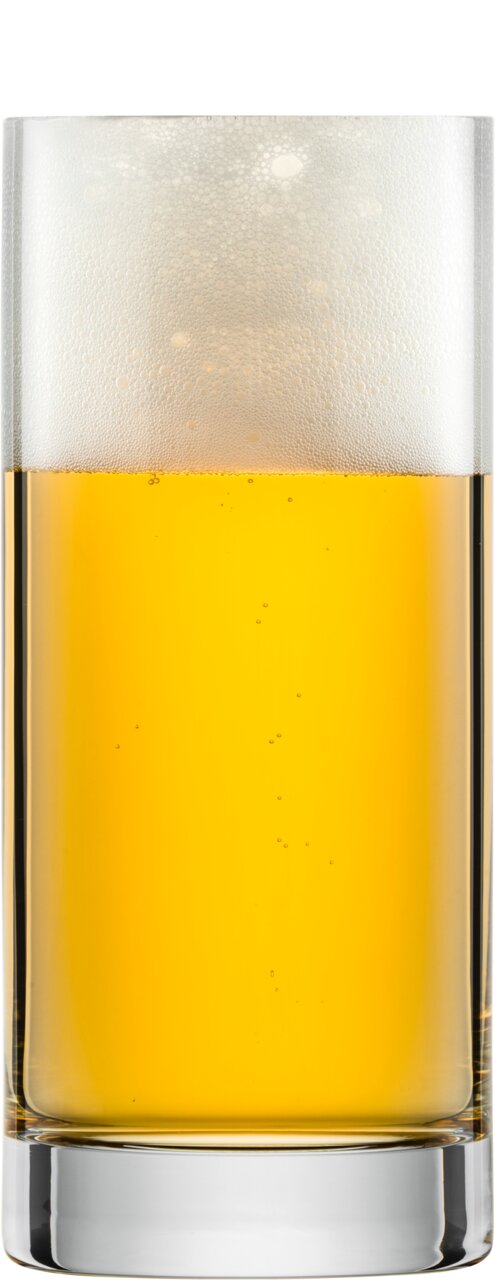 Een hoog, slank bierglas met goudkleurig bier en een schuimkraag, van voren gefotografeerd.