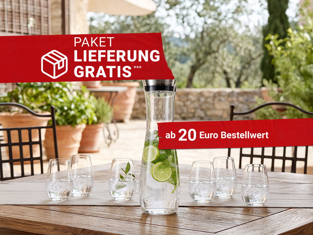 Glaskaraffe mit Wasser, Limetten und Minze auf Gartentisch, sechs Gläser, Hinweis auf Gratislieferung.