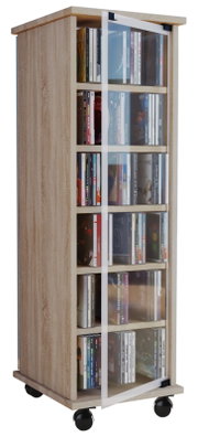 Hohes CD/DVD-Aufbewahrungsregal in heller Holzoptik mit Glasfronttür und Rollen, gefüllt mit Medienhüllen, in schräger Frontansicht (3/4-Perspektive) vor weißem Hintergrund