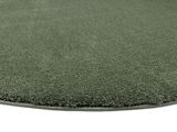 Runder, grüner Teppich mit weicher Oberfläche, Nahaufnahme aus seitlicher Perspektive