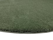 Runder, grüner Teppich mit weicher Oberfläche, Nahaufnahme aus seitlicher Perspektive