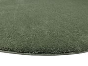 Runder, grüner Teppich mit weicher Oberfläche, Nahaufnahme aus seitlicher Perspektive