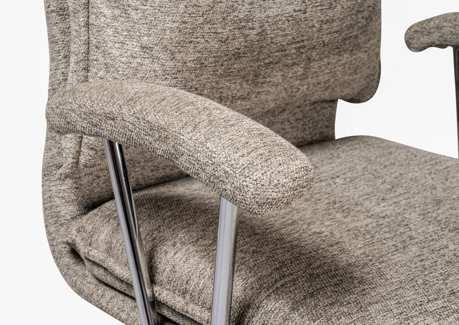 Nahaufnahme eines grauen Home Office Drehstuhls mit gepolsterten Armlehnen und verchromten Metallbeinen, seitliche Perspektive.