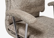 Nahaufnahme eines grauen Home Office Drehstuhls mit gepolsterten Armlehnen und verchromten Metallbeinen, seitliche Perspektive.