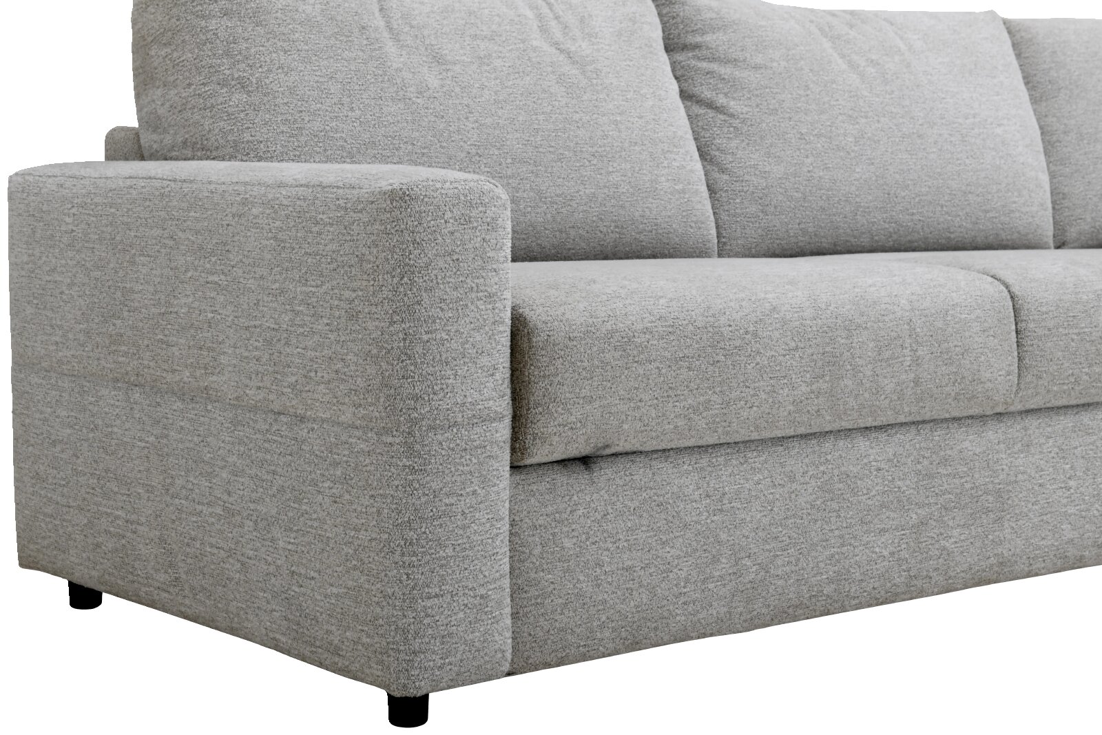 Detailansicht eines hellgrauen Stoffsofas aus schräger Frontperspektive mit breiter Armlehne, weichen Sitz- und Rückenkissen sowie kurzen schwarzen Füßen