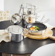 Topfset Twin Classic 6-tlg. aus Edelstahl, bestehend aus mehreren Töpfen und Pfannen, auf einem Tisch arrangiert. Perspektive von oben.