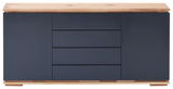 Frontale Ansicht eines modernen Sideboards mit dunklen Türen und Schubladen, kombiniert mit einer Holzplatte.