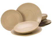 Beiges Keramik-Geschirrset mit konzentrischem Ringdekor, bestehend aus großen und kleinen Tellern sowie Schalen, in schräger Vorderansicht vor weißem Hintergrund.