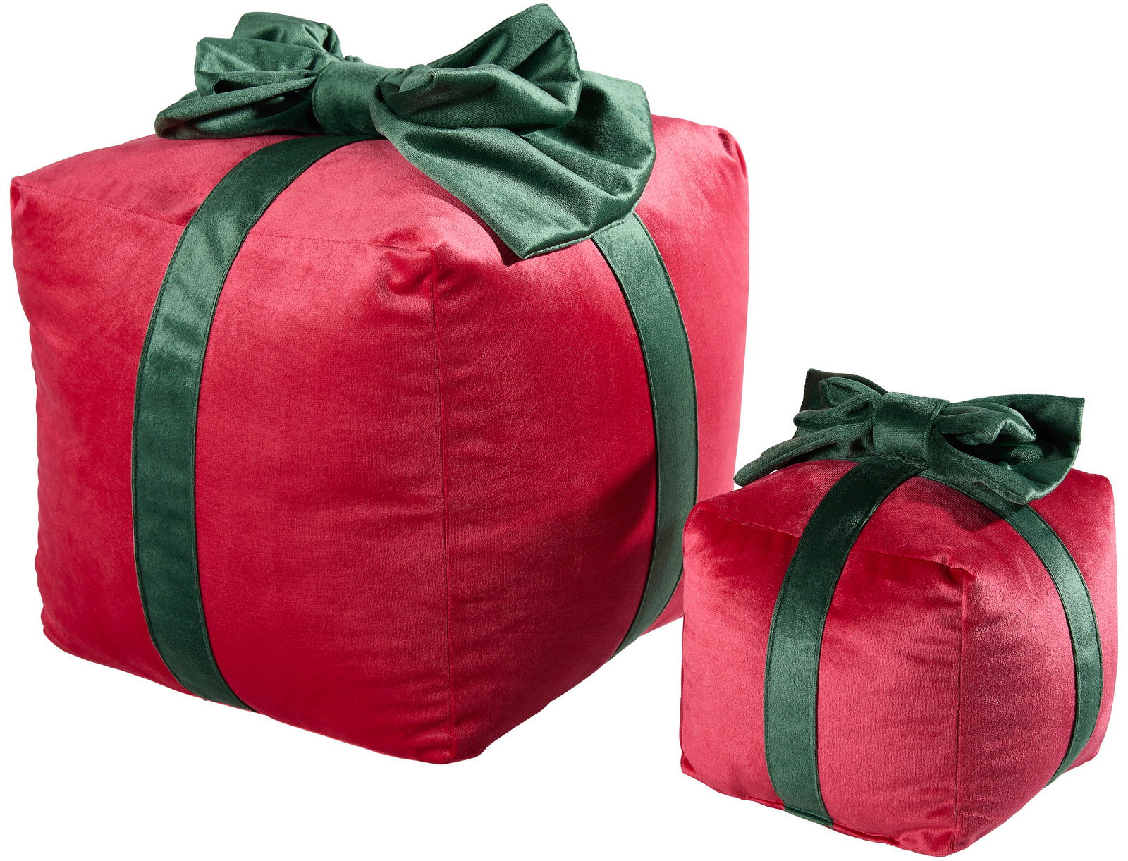Zwei dekorative Kissen in Form von Geschenken, mit rotem Stoff und grünen Schleifen, aus einer seitlichen Perspektive fotografiert.