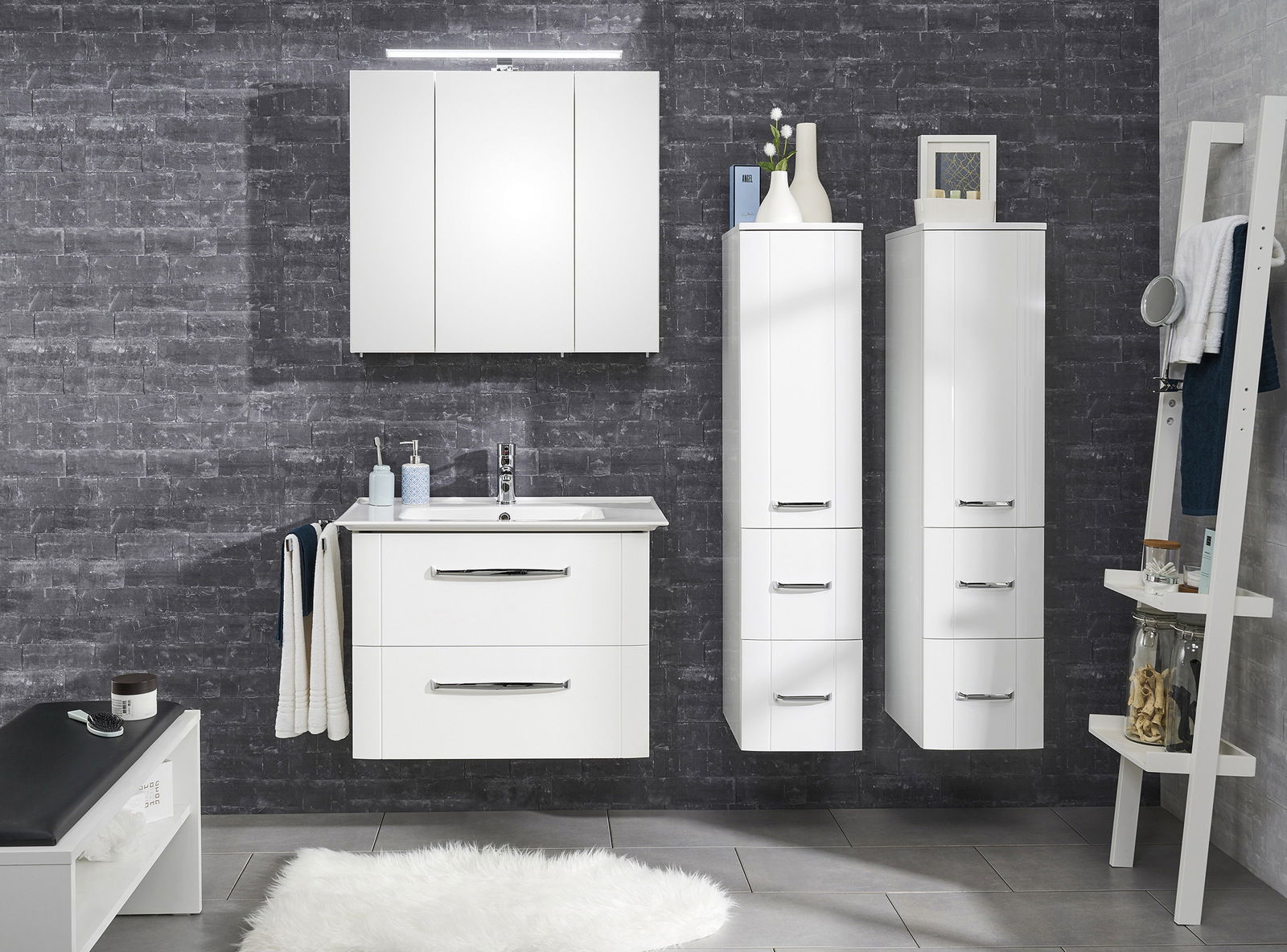 XORA Waschtischunterschrank SERIE 3006 Moderner Waschtischunterschrank in Weiß, frontal fotografiert, mit zwei Schubladen und integriertem Waschbecken, umgeben von weiteren Badezimmermöbeln.