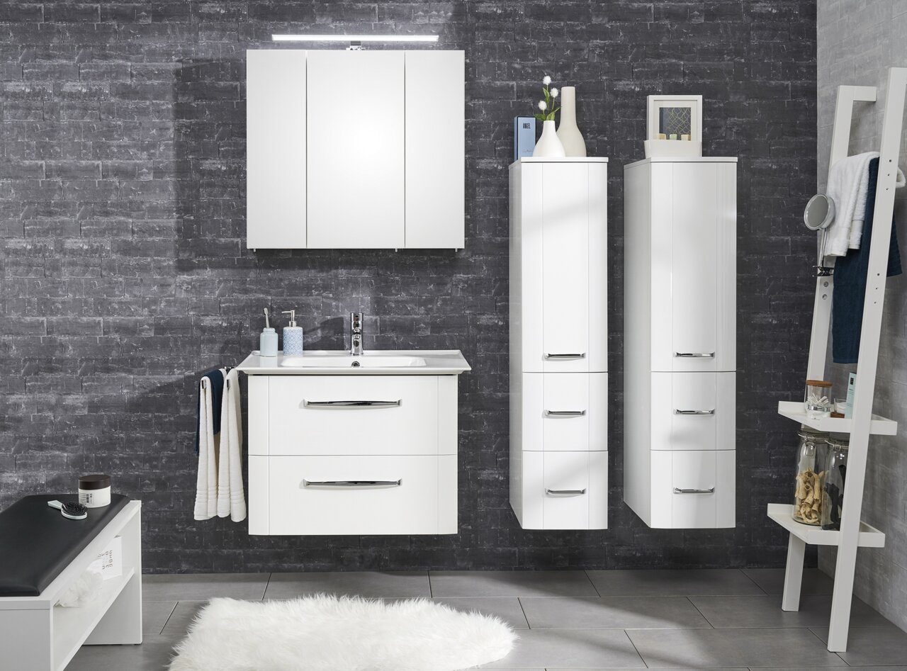 Moderner Waschtischunterschrank in Weiß, frontal fotografiert, mit zwei Schubladen und integriertem Waschbecken, umgeben von weiteren Badezimmermöbeln.