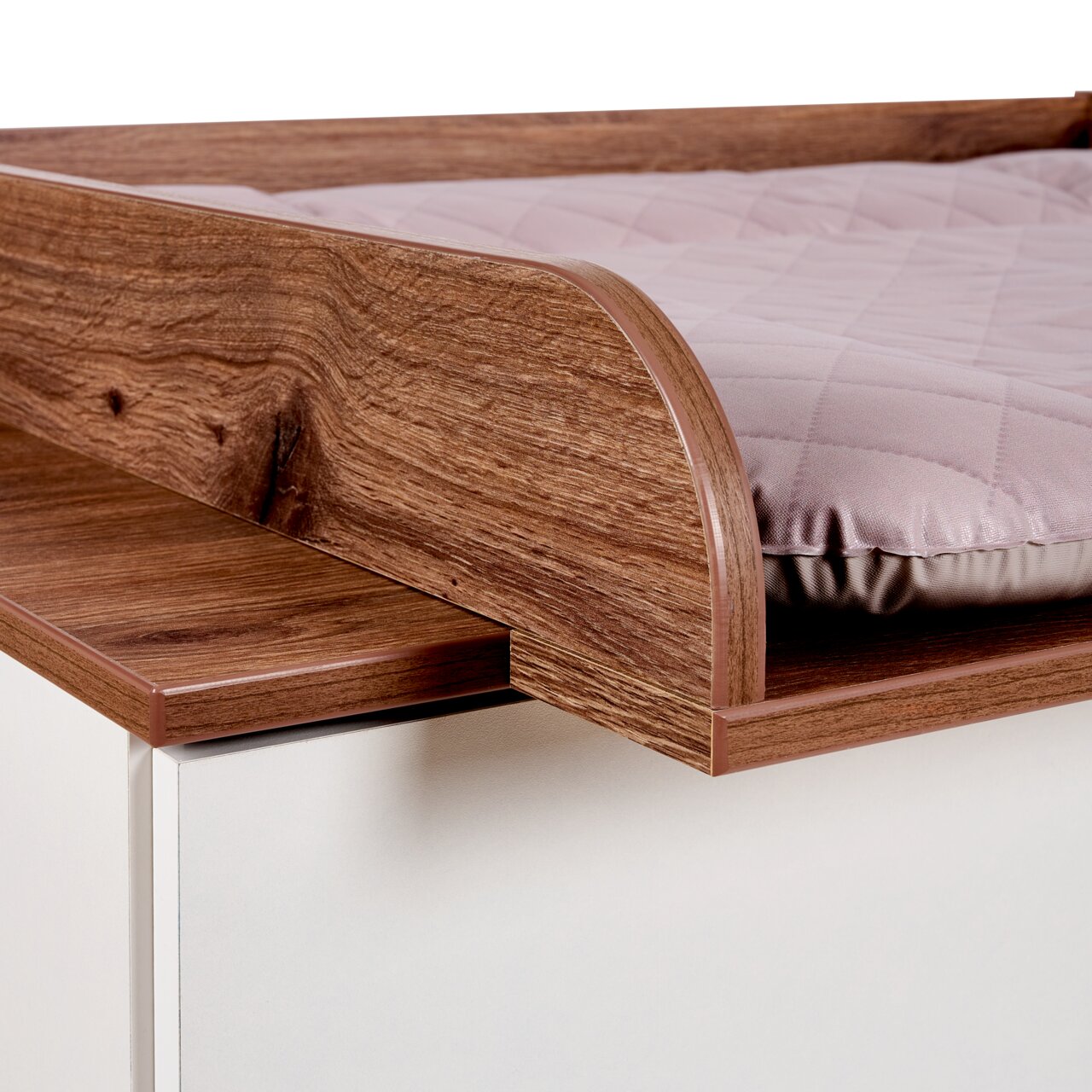 Close-up van een commode met houten look en gestoffeerd blad, gezien vanaf de zijkant