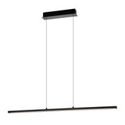 Zwarte, minimalistische LED-hanglamp met een lange, slanke lichtbundel en twee ophangkabels, vrijstaand tegen een witte achtergrond, vooraanzicht licht van onderaf
