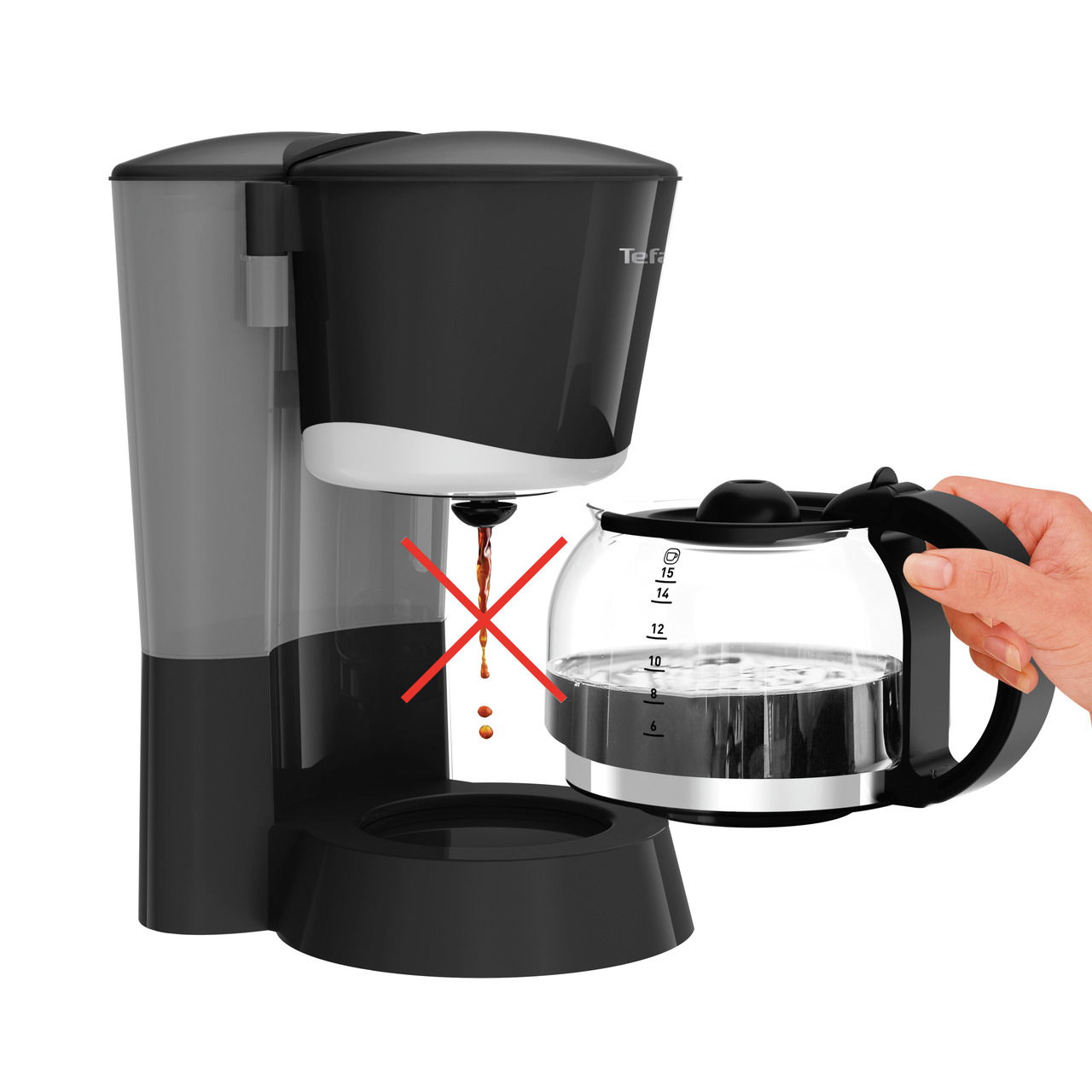 Filter-Kaffeemaschine in schwarzer Farbe mit Glaskanne, die von einer Hand gehalten wird. Perspektive von vorne.