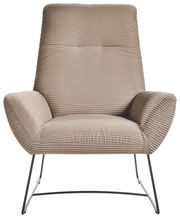 Moderner Sessel mit beigem, geripptem Stoffbezug und schlanken Metallbeinen, Frontalansicht.