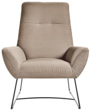 Moderner Sessel mit beigem, geripptem Stoffbezug und schlanken Metallbeinen, Frontalansicht.
