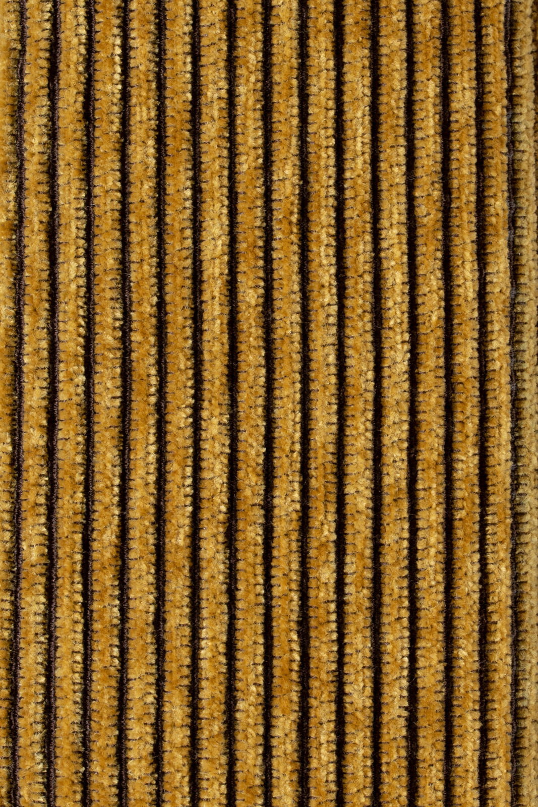 Nahaufnahme eines gestreiften Stoffmusters in Gelb- und Brauntönen, von oben betrachtet.