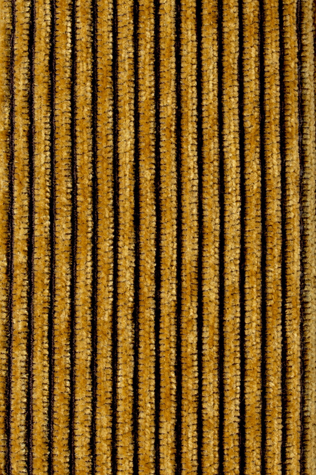 Nahaufnahme eines gestreiften Stoffmusters in Gelb- und Brauntönen, von oben betrachtet.