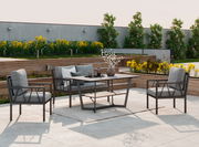 Garten-Lounge-Set mit zwei Sesseln, einem Tisch und einem Sofa auf einer Terrasse, seitliche Perspektive