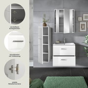 Modernes weißes Badezimmermöbel-Set mit Waschtischunterschrank (Schubladen), Hochschrank und Spiegelschrank, Türen geöffnet; Perspektive: frontale Ansicht auf Augenhöhe.