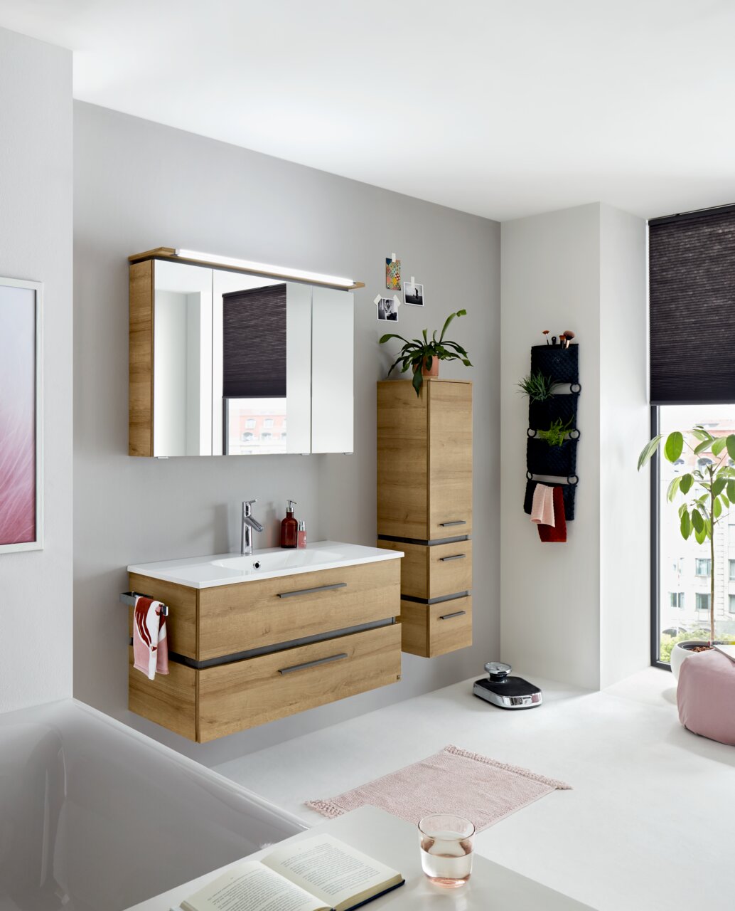 Moderne Badkombination in Holzoptik mit Waschtisch, Spiegelschrank und Hochschrank, seitliche Perspektive