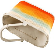 Beige draagtas met stevig frame en vak met ritssluiting, gekleurd mesh-deksel met een kleurverloop van oranje naar geel naar turkoois, schuin van bovenaf gefotografeerd