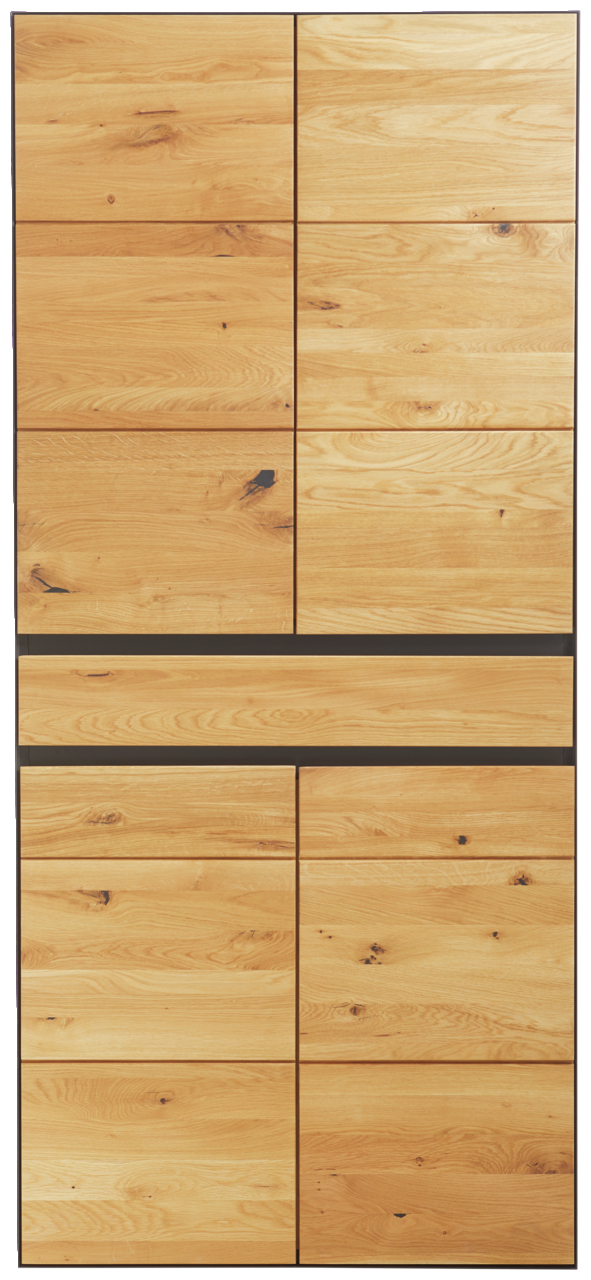 Frontansicht eines großen Schuhschranks aus hellem Holz mit mehreren Türen und natürlicher Holzmaserung.