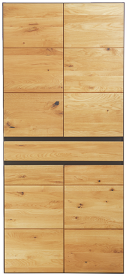 Frontansicht eines großen Schuhschranks aus hellem Holz mit mehreren Türen und natürlicher Holzmaserung.