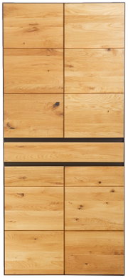 Frontansicht eines großen Schuhschranks aus hellem Holz mit mehreren Türen und natürlicher Holzmaserung.