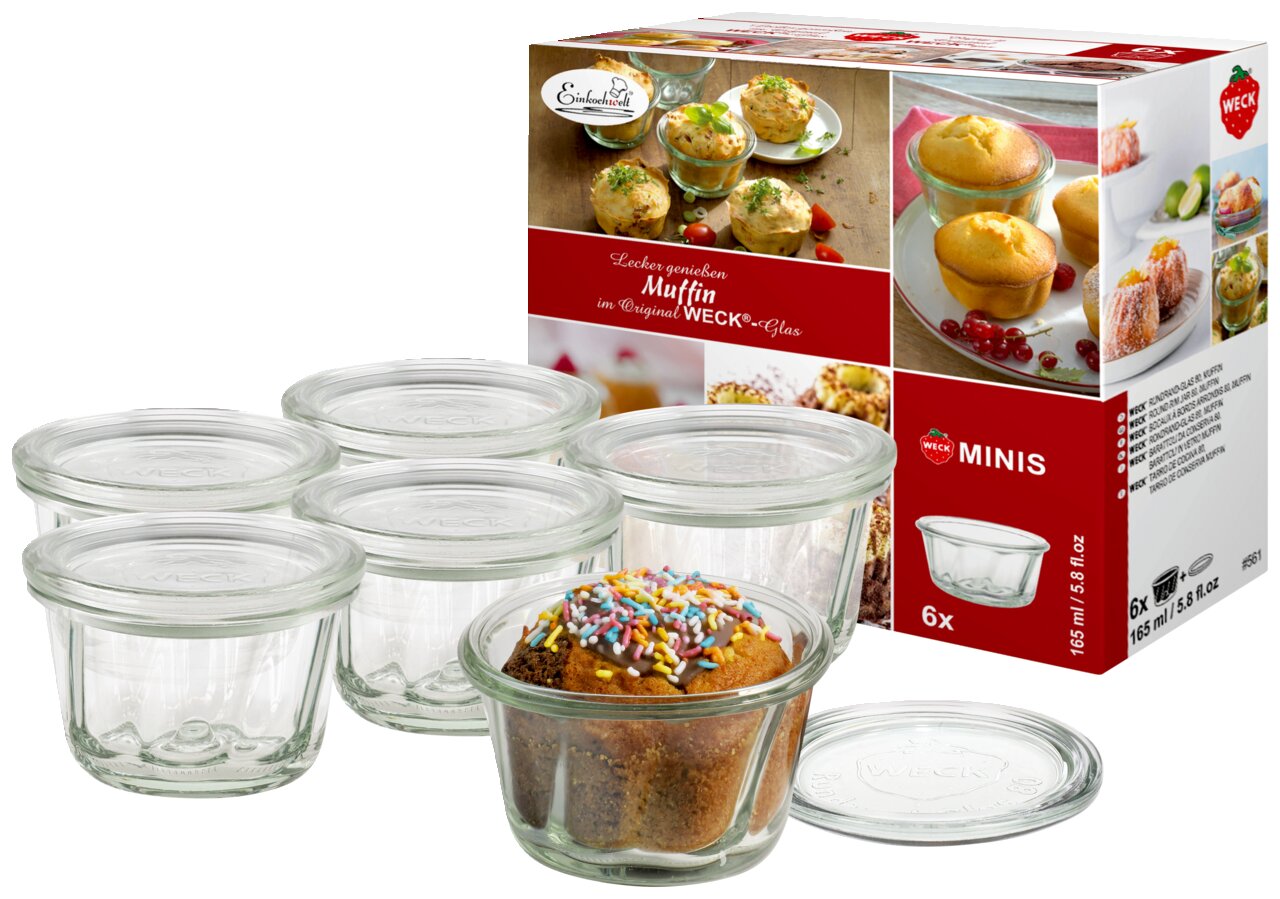Sechs transparente WECK-Gläser mit Deckeln, ideal für Vor- und Nachspeisen, präsentiert in einer attraktiven Verpackung. Perspektive: leicht von oben.