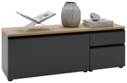 Modernes Lowboard/TV-Board in mattem Schwarz mit heller Holzplatte, zwei Türen links und zwei Schubladen rechts; frontal in leichter Seitenperspektive von links fotografiert, dekoriert mit Buchständer, Vase und Bücherstapel.