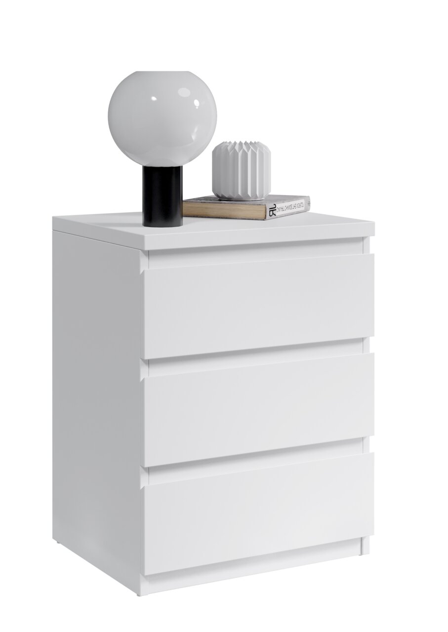 Weiße Nachtkommode mit drei Schubladen, darauf eine moderne Lampe und Dekoration, seitliche Perspektive