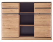 Frontale Ansicht eines modernen Bücherregals aus Holz mit offenen und geschlossenen Fächern.