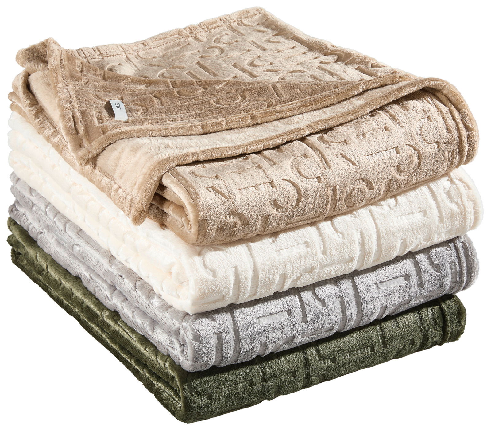 Stapel von vier Plaids in verschiedenen Farben, von oben nach unten: beige, weiß, grau und grün, mit eingeprägtem Muster, seitliche Perspektive