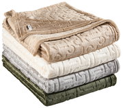 Stapel von vier Plaids in verschiedenen Farben, von oben nach unten: beige, weiß, grau und grün, mit eingeprägtem Muster, seitliche Perspektive